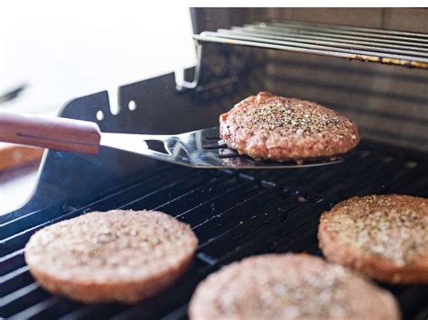 how long to grill burgers at 450 degrees